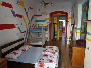 Хостелы Bella Vita Hostel Тимишоара Двухместный номер с 1 кроватью и собственной ванной комнатой вне номера-1
